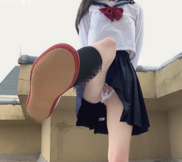 福利姬@恩崽 – 天台露出的水手服少女3.jpg